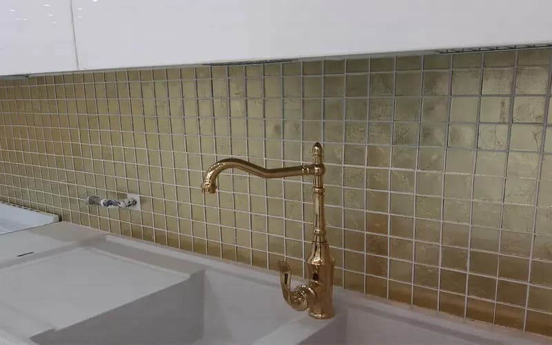 کاشی بین کابینتی شیشه ای طلایی